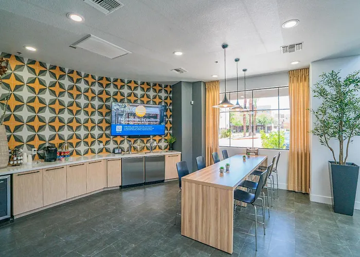 Modern Westgate Pool Gym Parking Wd Apartament Glendale
